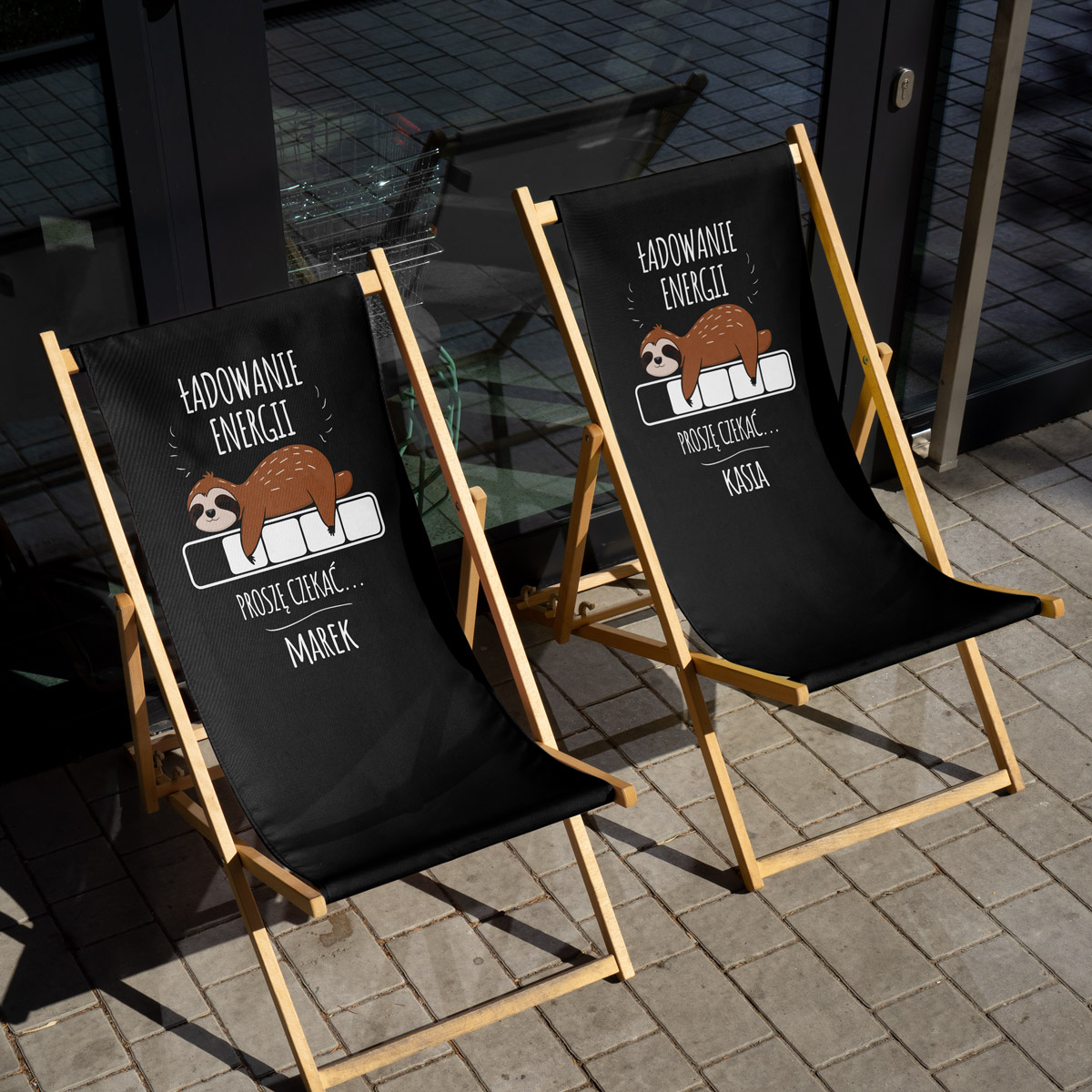 Leżak z napisem Ładowanie Energii i motywem leniwca - Personalizowany leżak do relaksu.