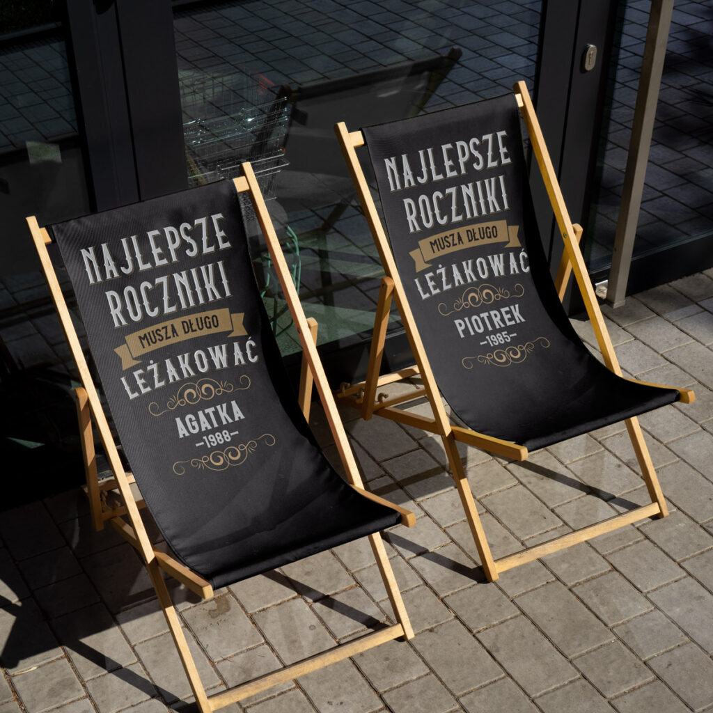 Personalizowany leżak na urodziny z napisem "Najlepsze Roczniki Muszą Długo Leżakować".