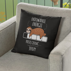 Poduszka z motywem leniwca i napisem "Ładowanie Energii", personalizowana z imieniem.