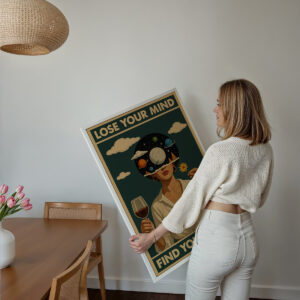 Plakat vintage Lose Your Mind Find Your Soul – z kobietą i planetami