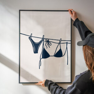 Plakat z grafiką bikini wiszącego na sznurku w minimalistycznym stylu