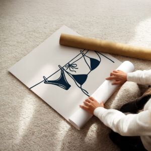 Plakat z grafiką bikini wiszącego na sznurku w minimalistycznym stylu