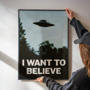 Plakat I WANT TO BELIEVE z grafiką UFO w stylu retro lat 90