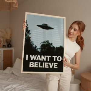 Plakat I WANT TO BELIEVE z grafiką UFO w stylu retro lat 90