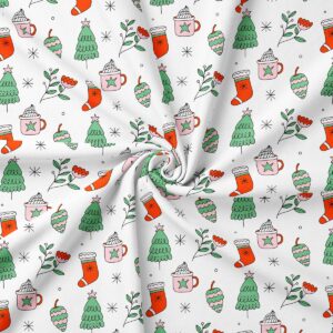 obrus biały z motywem choinek i kubków na stole w jasnym wnętrzu