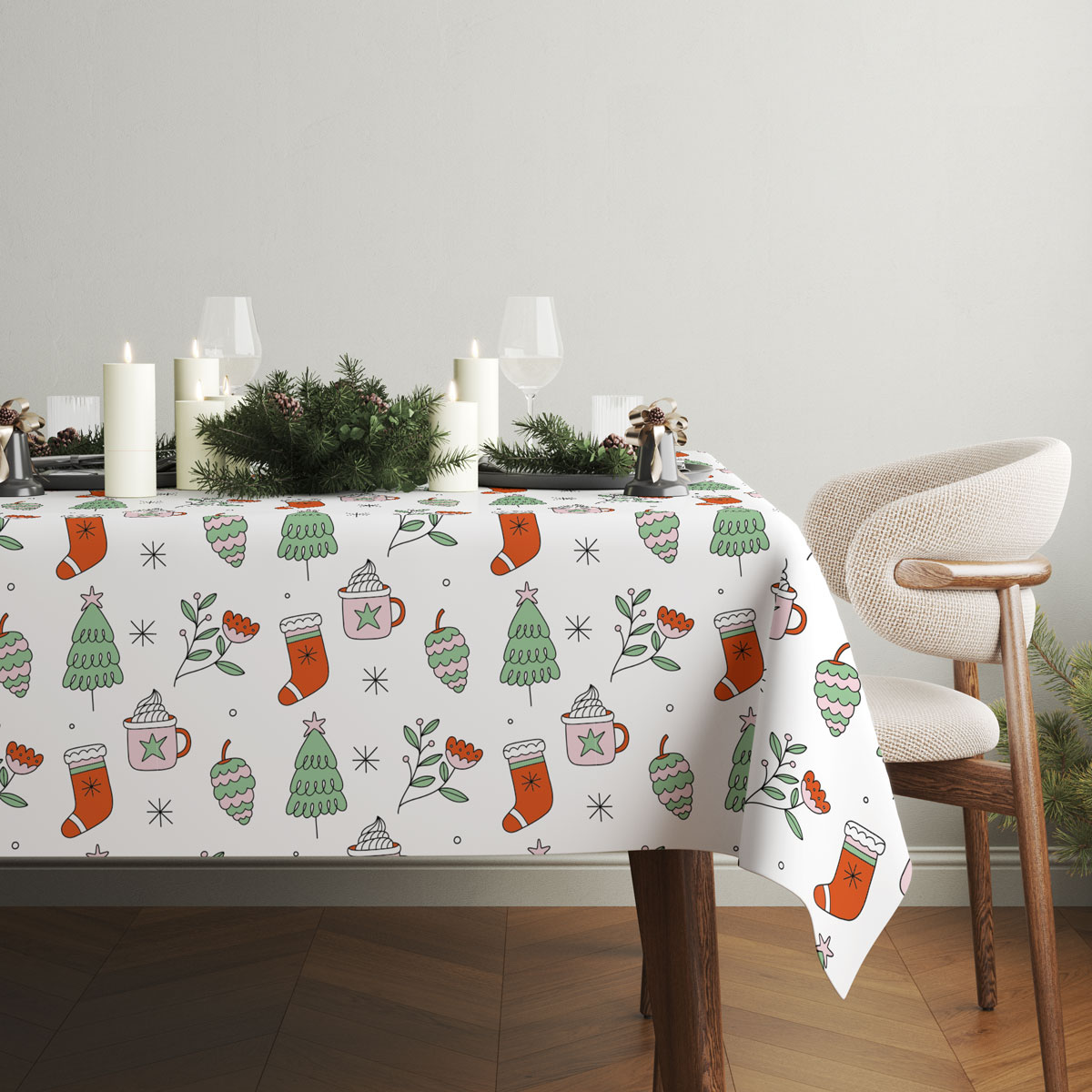 obrus biały z motywem choinek i kubków na stole w jasnym wnętrzu