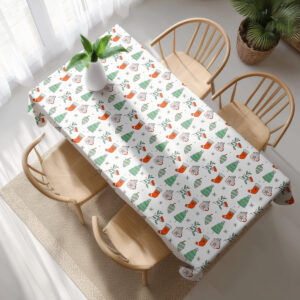 obrus biały z motywem choinek i kubków na stole w jasnym wnętrzu