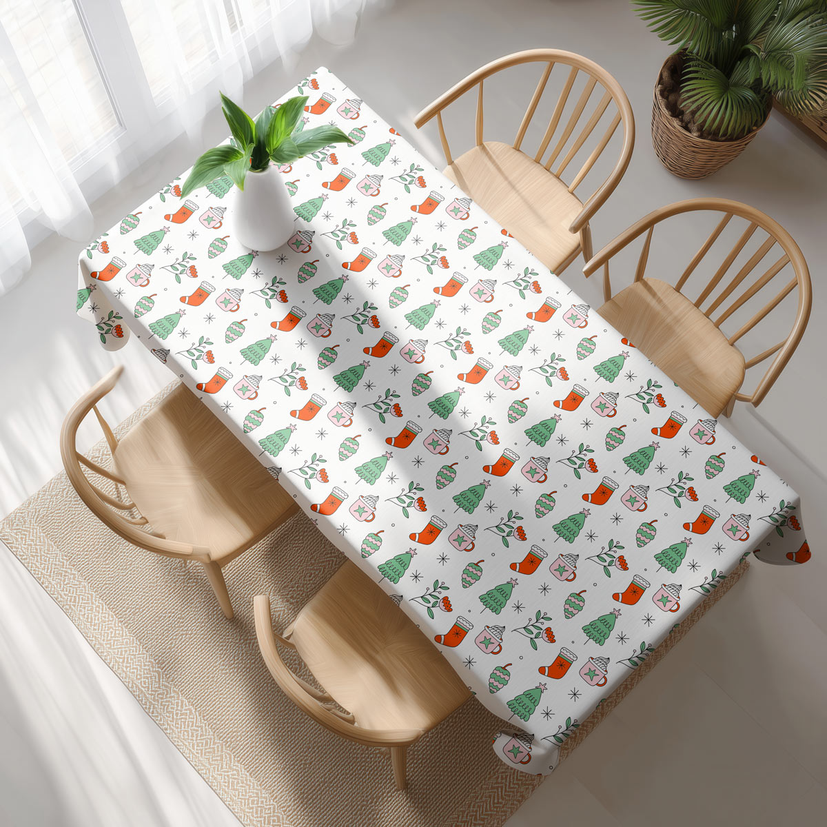 obrus biały z motywem choinek i kubków na stole w jasnym wnętrzu