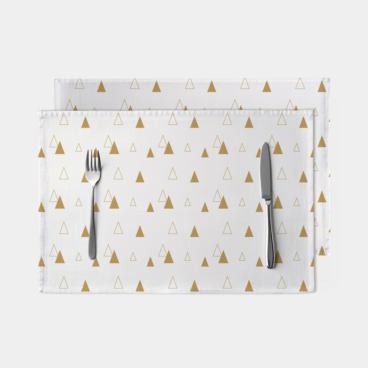biała podkładka stołowa ze złotym geometrycznym wzorem