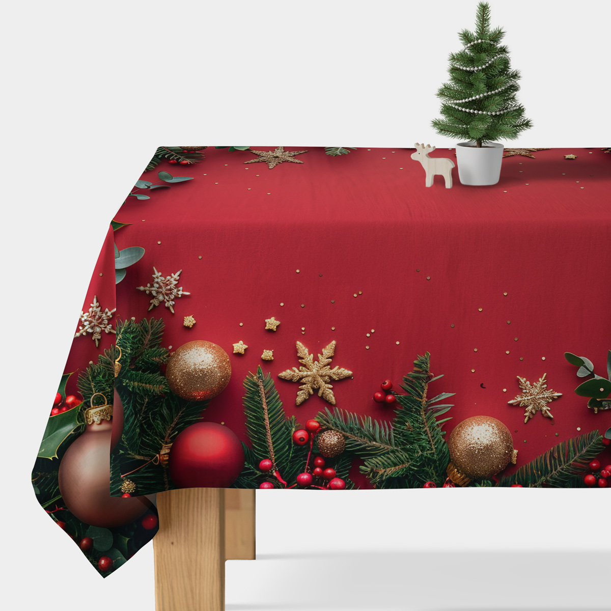 czerwony obrus świąteczny z bombkami i gałązkami świerkowymi