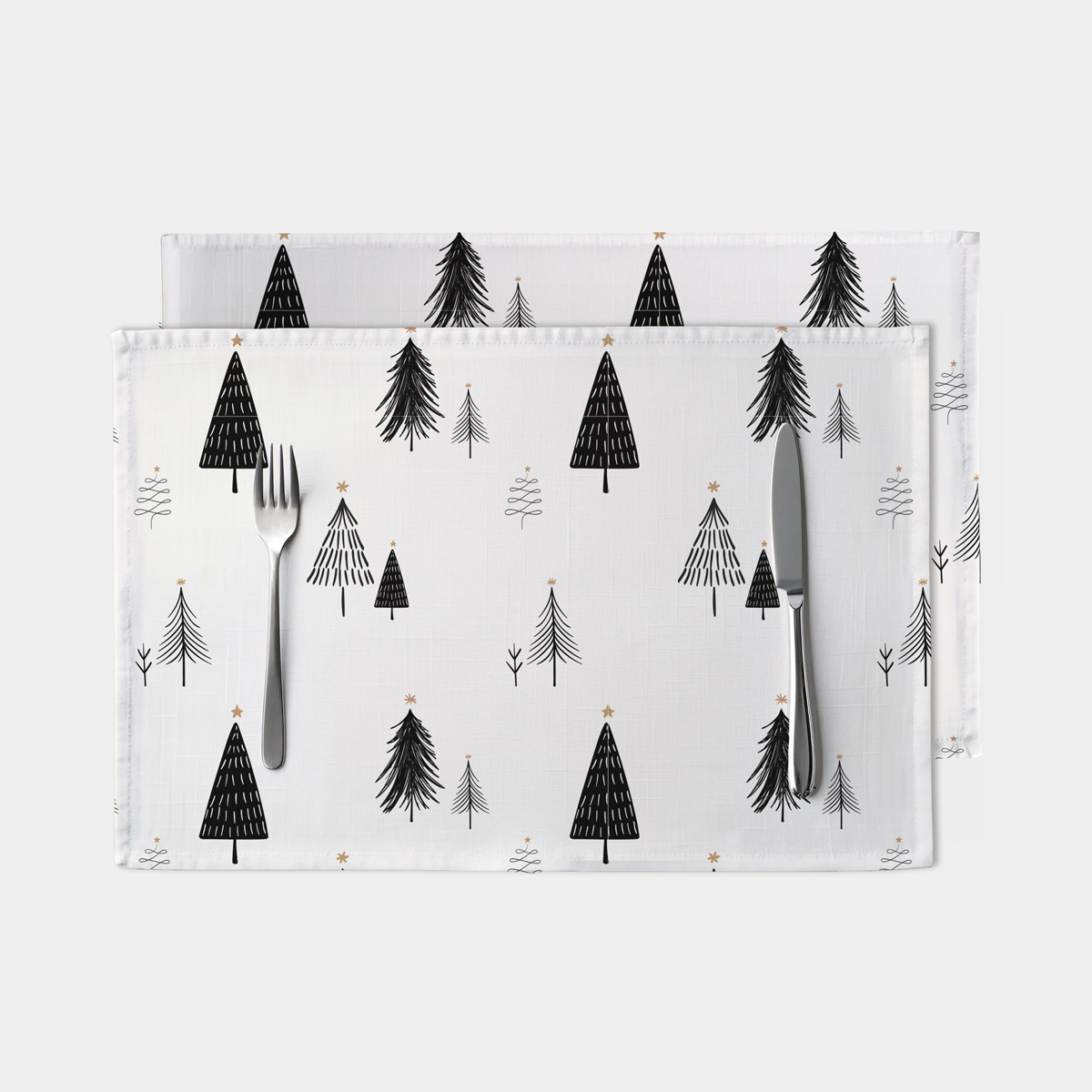 biała podkładka świąteczna z czarnymi choinkami – widok z góry