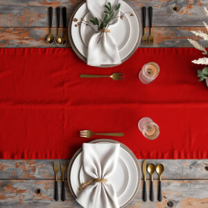 dekoracja stołu z czerwonym gładkim bieżnikiem