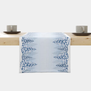 bieżnik zimowy na stół w błękitnych odcieniach z motywem śnieżnego lasu