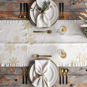 zimowa aranżacja stołu z białym bieżnikiem i złotymi wzorami
