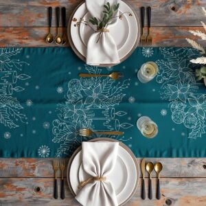 dekoracja stołu z morskim bieżnikiem i zimowymi świecami