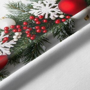 dekoracja stołu z białym bieżnikiem świątecznym i świerkowymi gałązkami