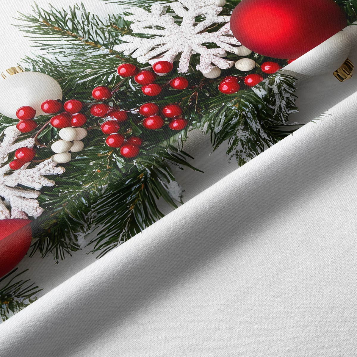 dekoracja stołu z białym bieżnikiem świątecznym i świerkowymi gałązkami