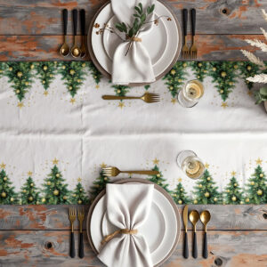 dekoracja stołu z białym bieżnikiem świątecznym i zielonymi choinkami