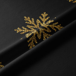 świąteczna aranżacja stołu z czarnym bieżnikiem i złotymi śnieżynkami