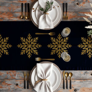 świąteczna aranżacja stołu z czarnym bieżnikiem i złotymi śnieżynkami