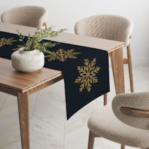 świąteczna aranżacja stołu z czarnym bieżnikiem i złotymi śnieżynkami