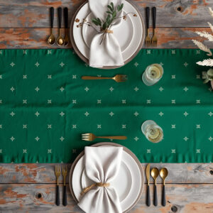 zielony bieżnik świąteczny w klasycznym stylu na udekorowanym stole