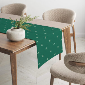 zielony bieżnik z drobnym wzorem w świątecznej aranżacji jadalni