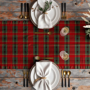 dekoracja stołu z bieżnikiem w szkocką kratę czerwono-zieloną