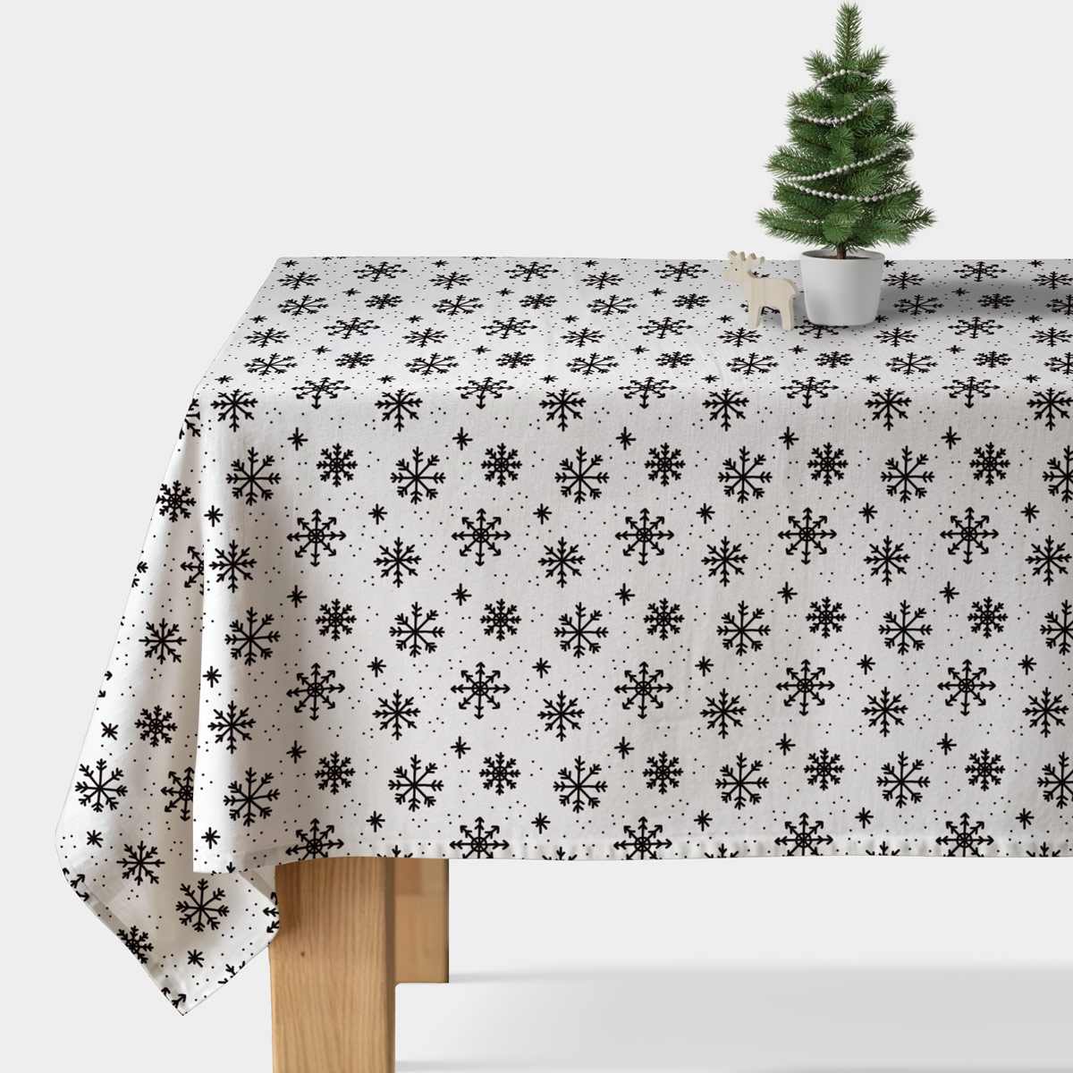 obrus biały z czarnym wzorem płatków śniegu na stole