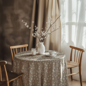 beżowy obrus świąteczny okrągły z zimowym wzorem gałązek