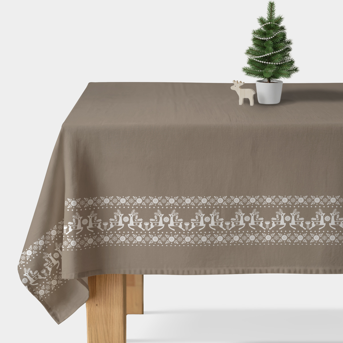 beżowy obrus świąteczny z reniferami i białym wzorem
