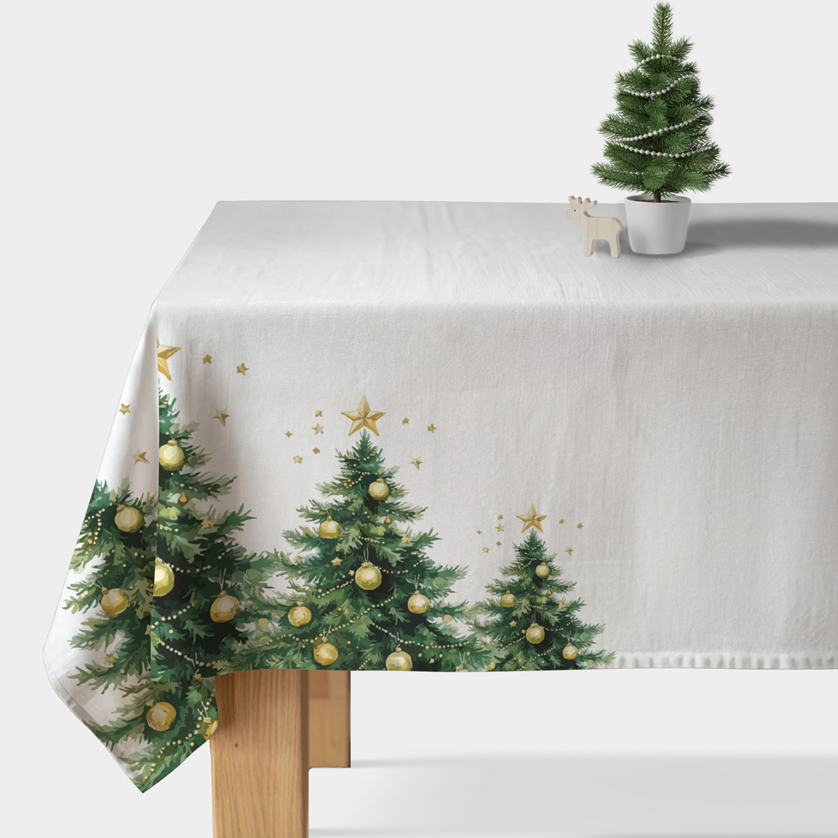 biały obrus świąteczny z choinkami i złotymi bombkami