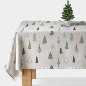 biały obrus z zielonym i beżowym wzorem choinek na stole