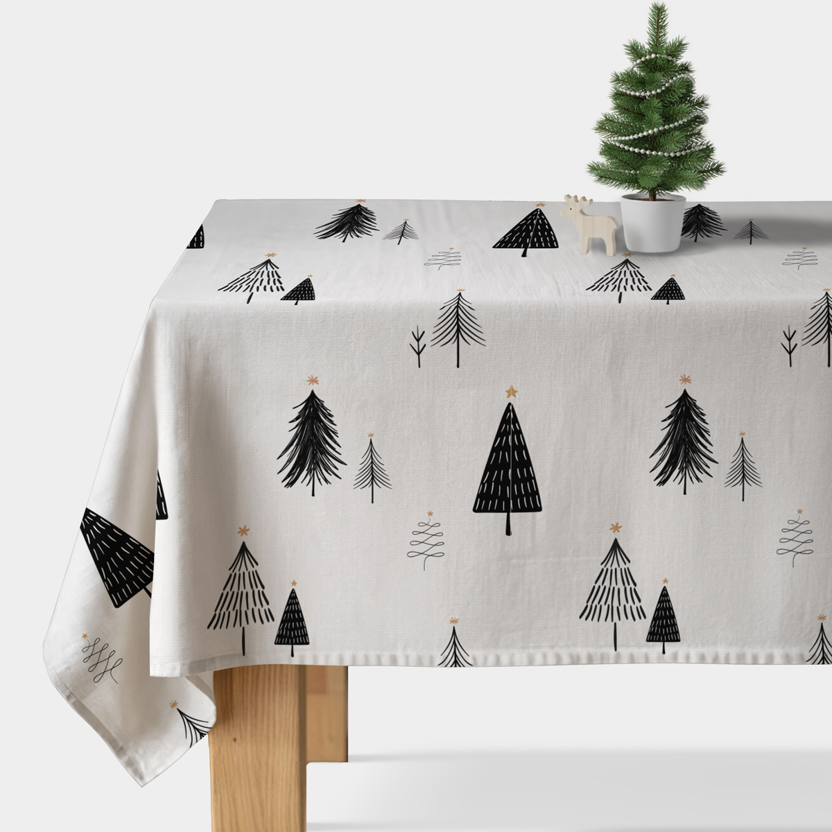 biały obrus z czarnym wzorem choinek na stole