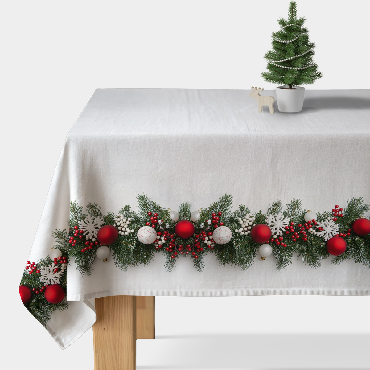 biały obrus świąteczny z wzorem świerkowych gałązek i czerwonych bombek