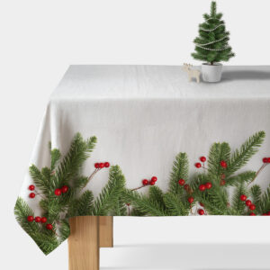biały obrus świąteczny z motywem zielonych gałązek i czerwonych jagód