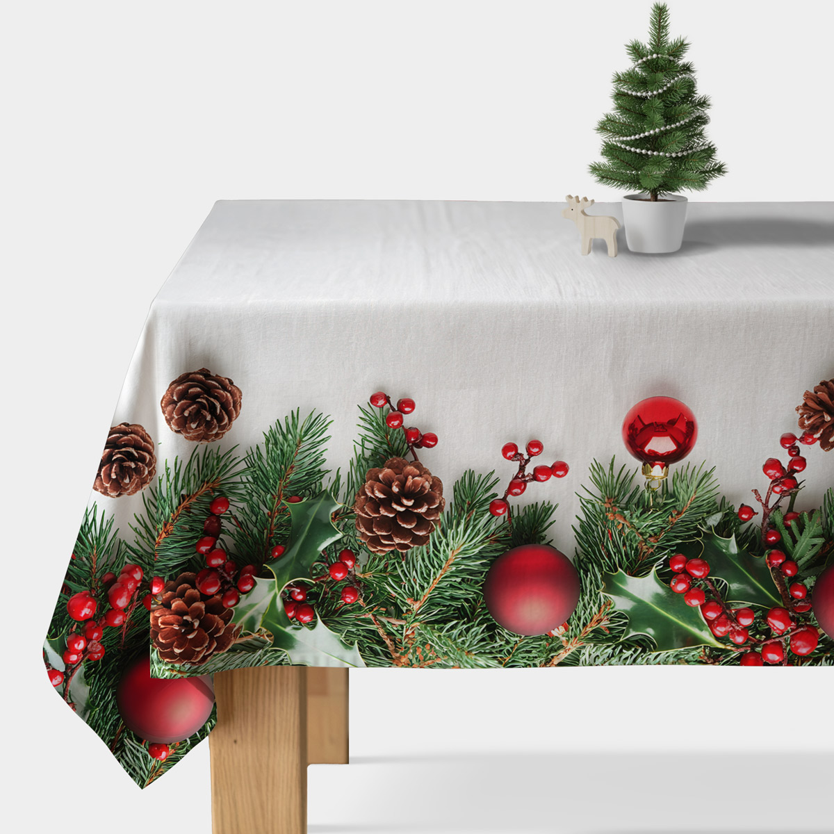 biały obrus świąteczny z wzorem gałązek, szyszek i czerwonych bombek