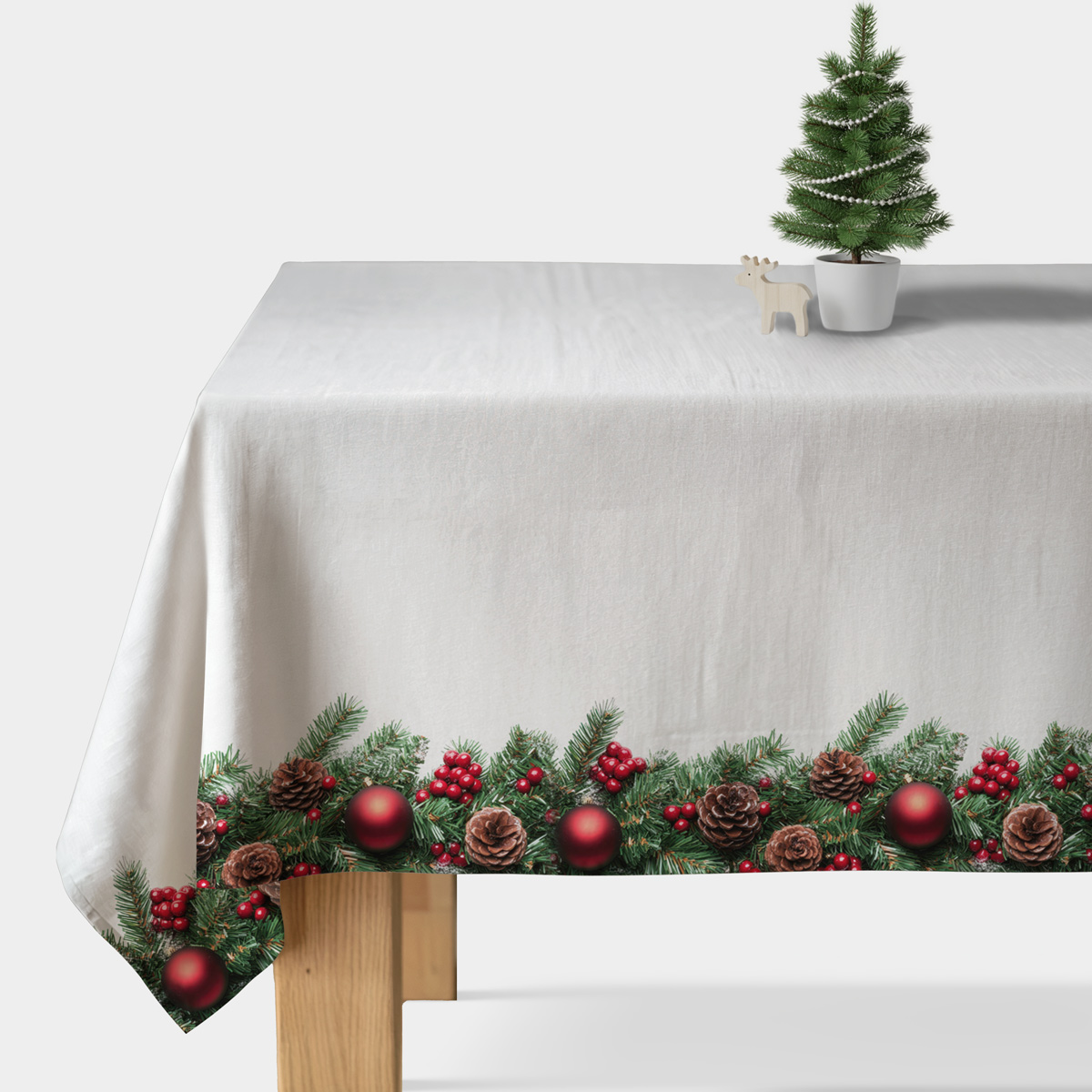 biały obrus świąteczny z motywem gałązek, szyszek i czerwonych bombek