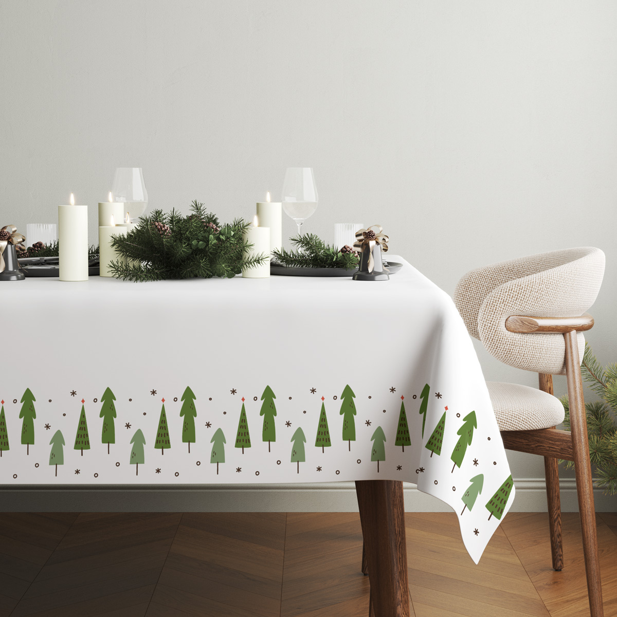 elegancki obrus świąteczny z choinkami wzdłuż brzegów stołu