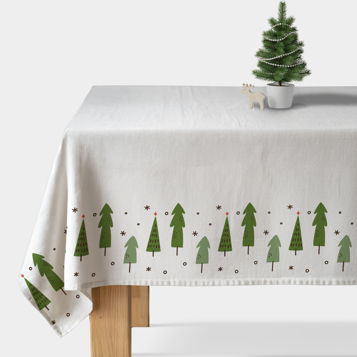 biały obrus świąteczny z zielonym wzorem choinek