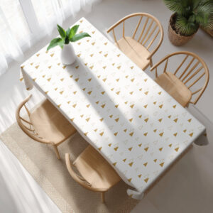 widok z góry na biały obrus ze złotym wzorem choinek