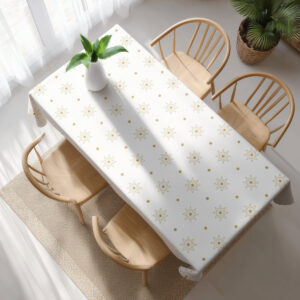 widok z góry na biały obrus świąteczny ze złotym wzorem