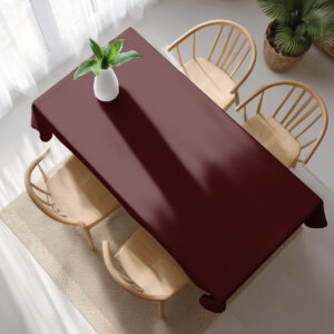 widok z góry na bordowy obrus świąteczny z kwiatowym motywem