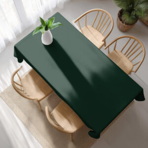 widok z góry na ciemnozielony obrus świąteczny z kwiatowym motywem