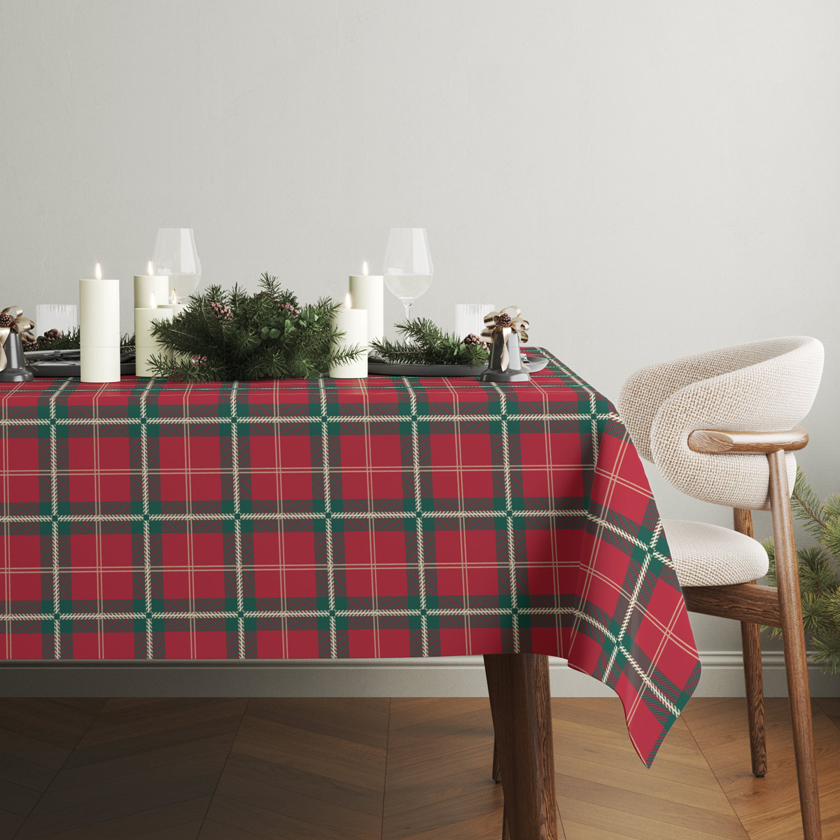 obrus świąteczny w czerwono-zieloną kratę w aranżacji stołu
