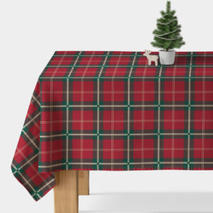 czerwony obrus świąteczny w kratę na stole