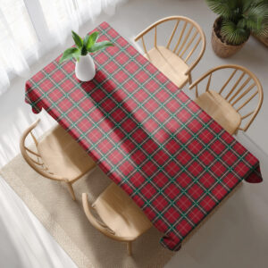 widok z góry na obrus w klasyczną czerwoną kratę
