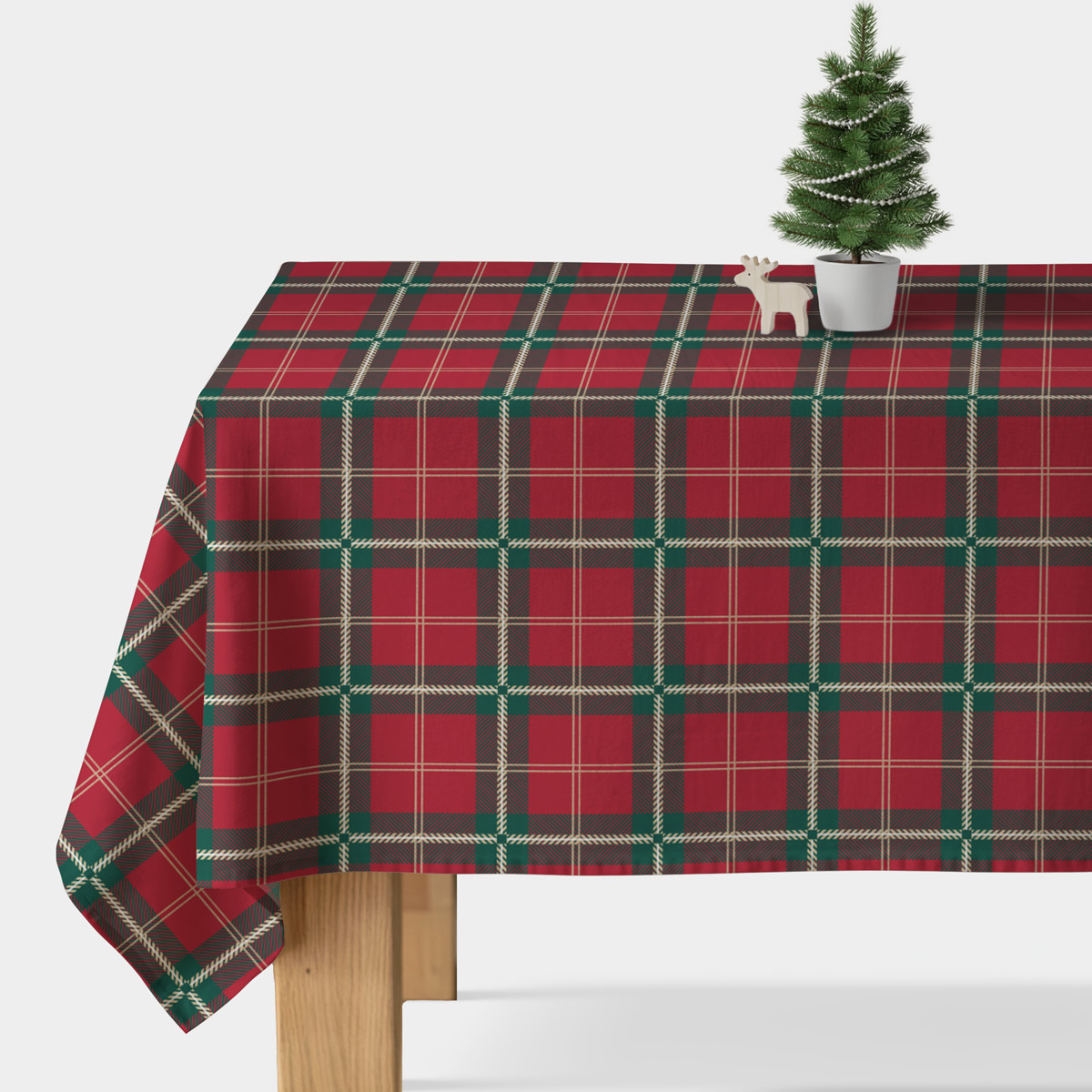 czerwony obrus świąteczny w kratę na stole