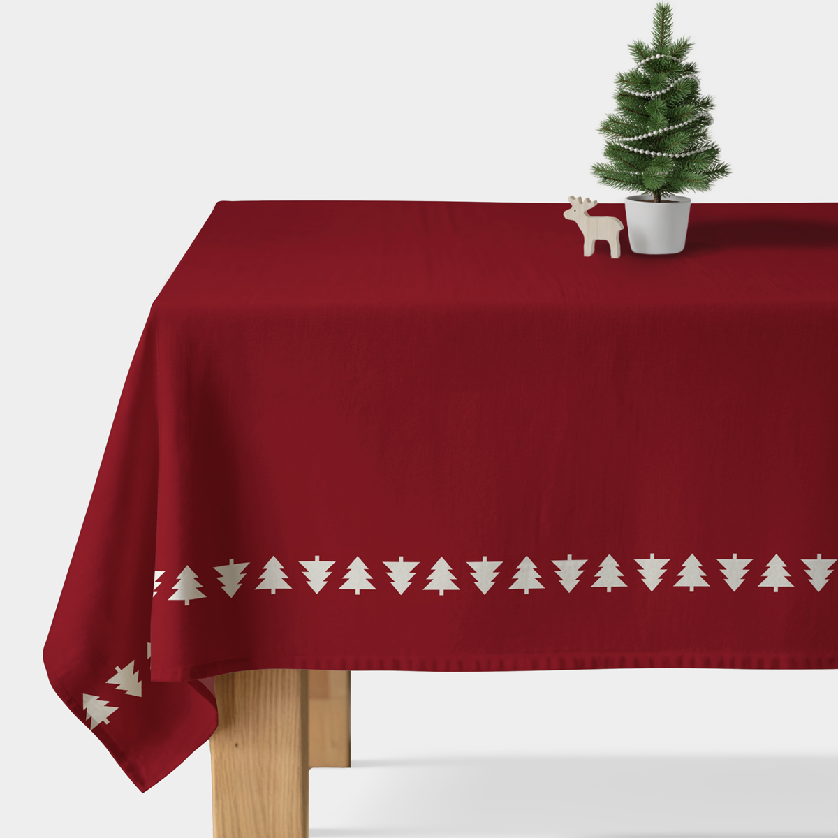 czerwony obrus z białym wzorem choinek na stole