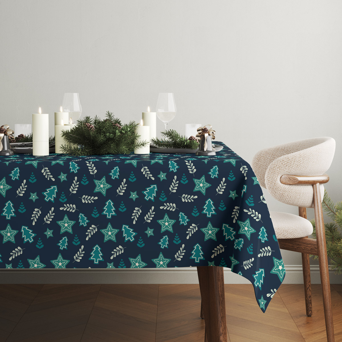 granatowy obrus świąteczny z motywem choinek i gwiazd
